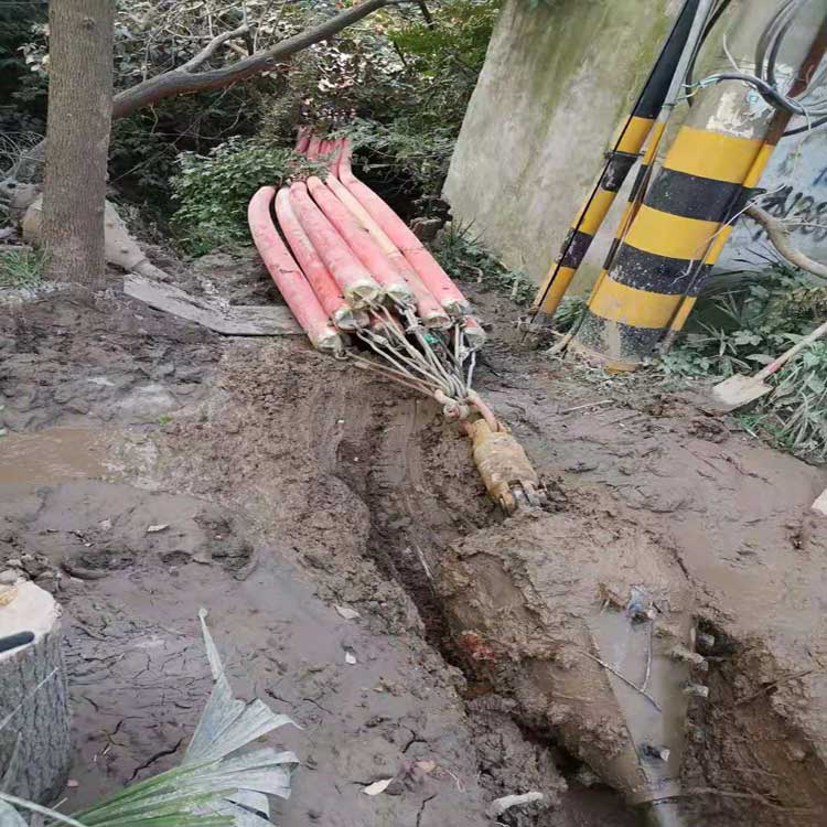 江岸拖拉管